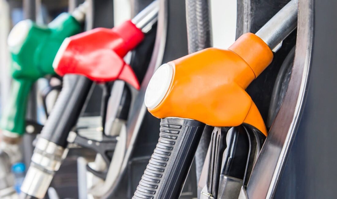 Akaryakıt piyasasında adeta bir fırtına kopuyor. Uzmanlar, motorin, benzin ve