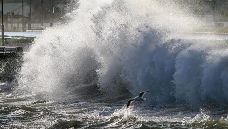 İstanbul'da aralıklarla süren yağış ve şiddetli fırtına etkili oluyor. Kentin