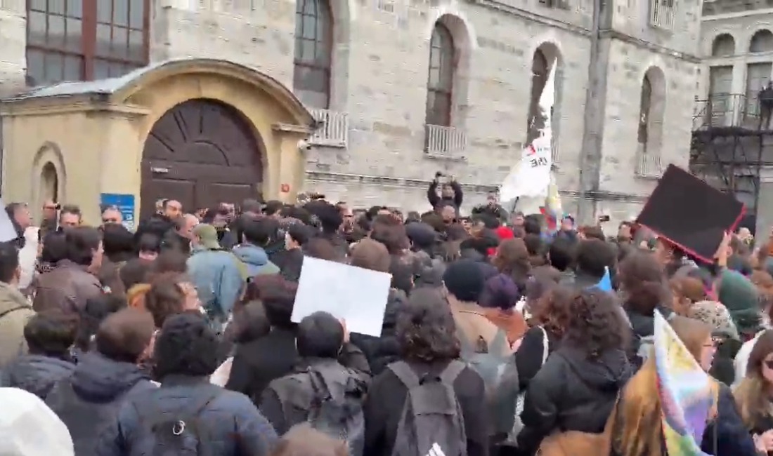 Boğaziçi Üniversitesi’nde kulüp odalarının taşınmasına karşı çıkan öğrencilerin başlattığı protesto