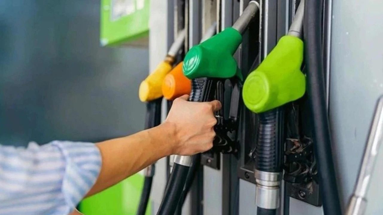 Akaryakıt fiyatlarına bir zam dalgası daha geliyor. Benzin, motorin ve